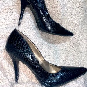 Sam Libby black heels